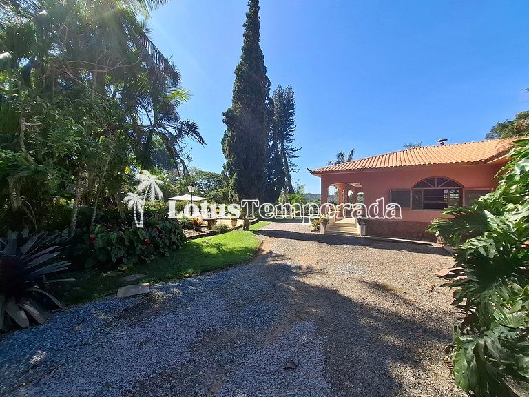 Sítio com piscina, muito conforto e lazer LT0033
