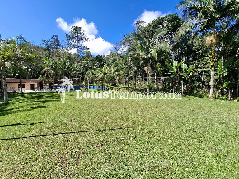 Chácara com piscina, campo e área gourmet LT0072