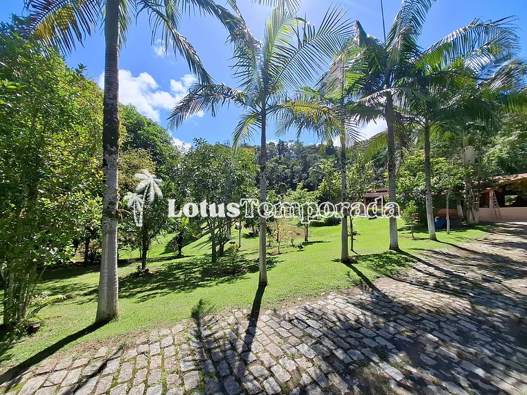 Chácara com piscina, campo e área gourmet LT0072