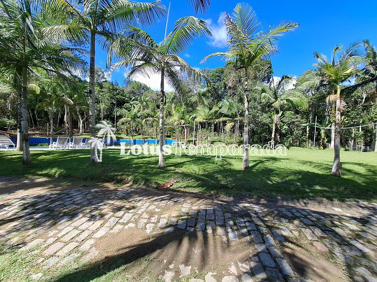 Chácara com piscina, campo e área gourmet LT0072