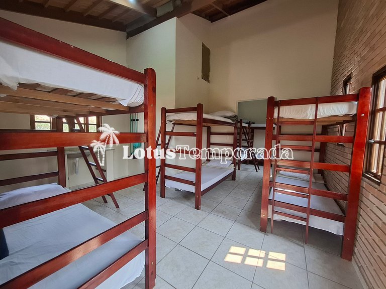 Chácara para eventos e casamentos com piscina e suítes LT073