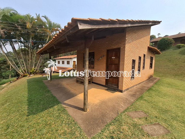 Chácara para eventos e casamentos com piscina e suítes LT073