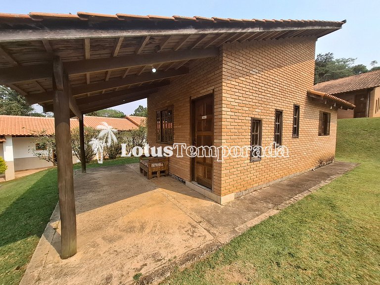 Chácara para eventos e casamentos com piscina e suítes LT073