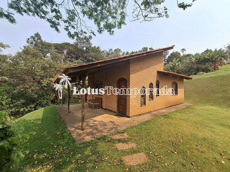 Chácara para eventos e casamentos com piscina e suítes LT073