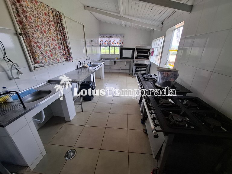 Chácara para eventos e casamentos com piscina e suítes LT073