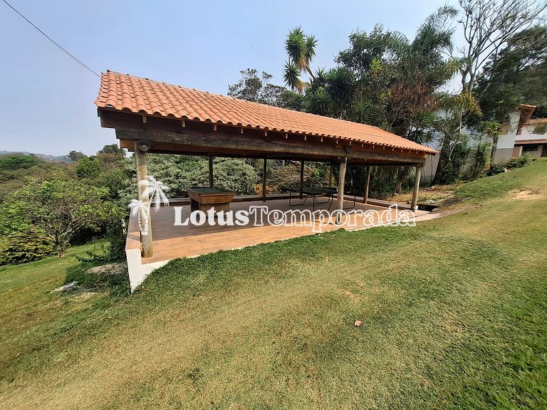 Chácara para eventos e casamentos com piscina e suítes LT073