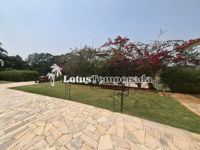 Chácara para eventos e casamentos com piscina e suítes LT073