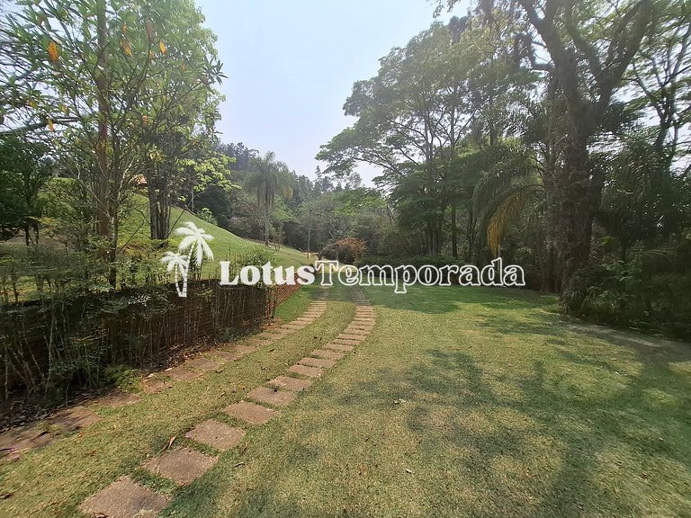 Chácara para eventos e casamentos com piscina e suítes LT073