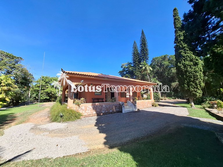 Sítio com piscina, muito conforto e lazer LT0033