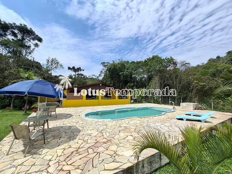 Chácara com piscina, área gourmet e 4 suítes LT0079