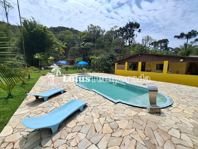 Chácara com piscina, área gourmet e 4 suítes LT0076