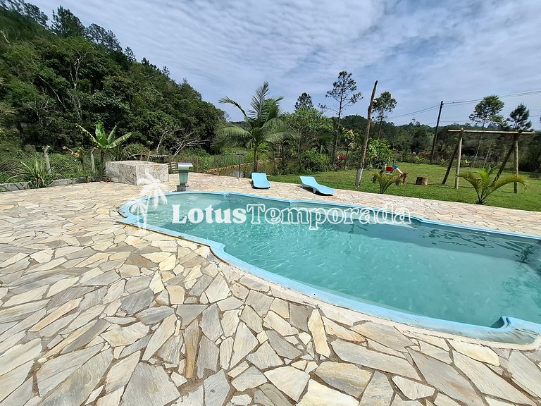 Chácara com piscina, área gourmet e 4 suítes LT0079