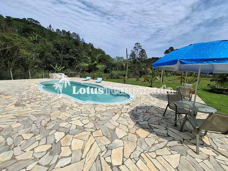 Chácara com piscina, área gourmet e 4 suítes LT0076