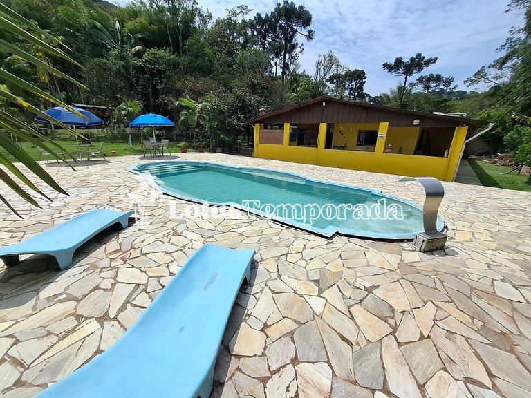 Chácara com piscina, área gourmet e 4 suítes LT0079