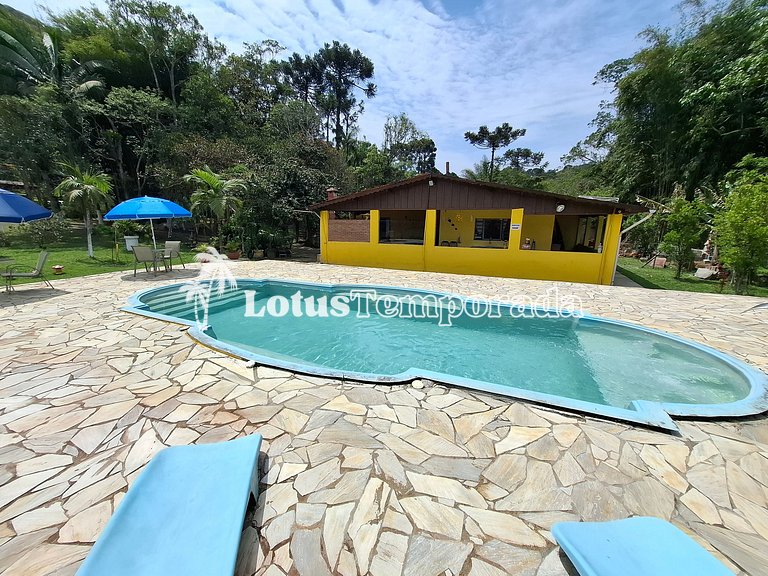 Chácara com piscina, área gourmet e 4 suítes LT0079