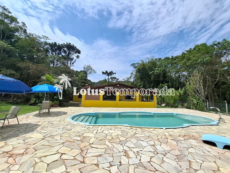 Chácara com piscina, área gourmet e 4 suítes LT0076