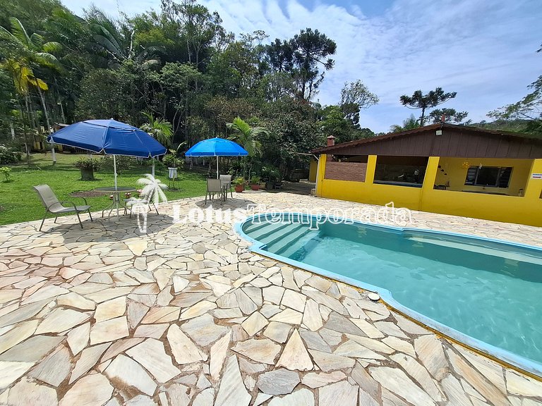 Chácara com piscina, área gourmet e 4 suítes LT0079