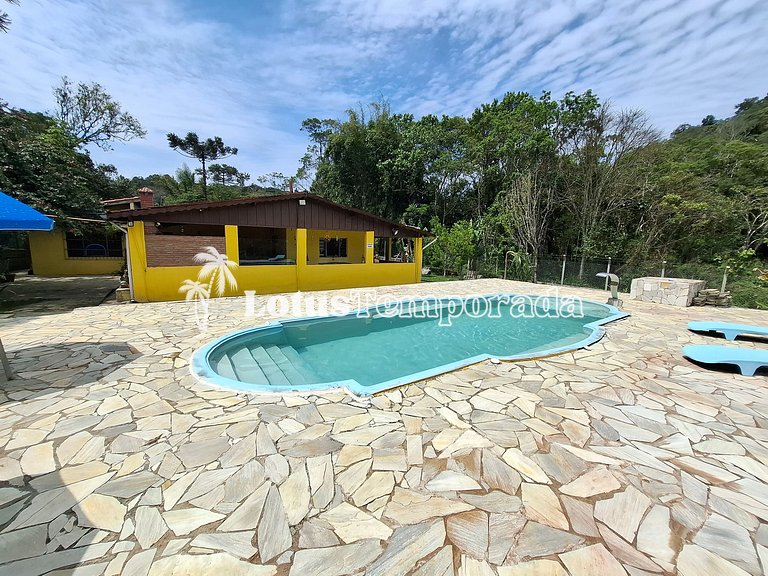 Chácara com piscina, área gourmet e 4 suítes LT0076