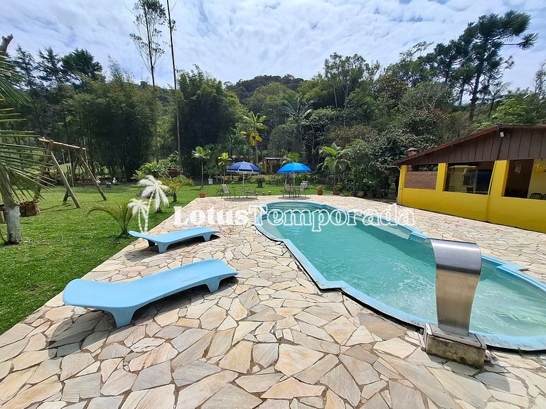Chácara com piscina, área gourmet e 4 suítes LT0079