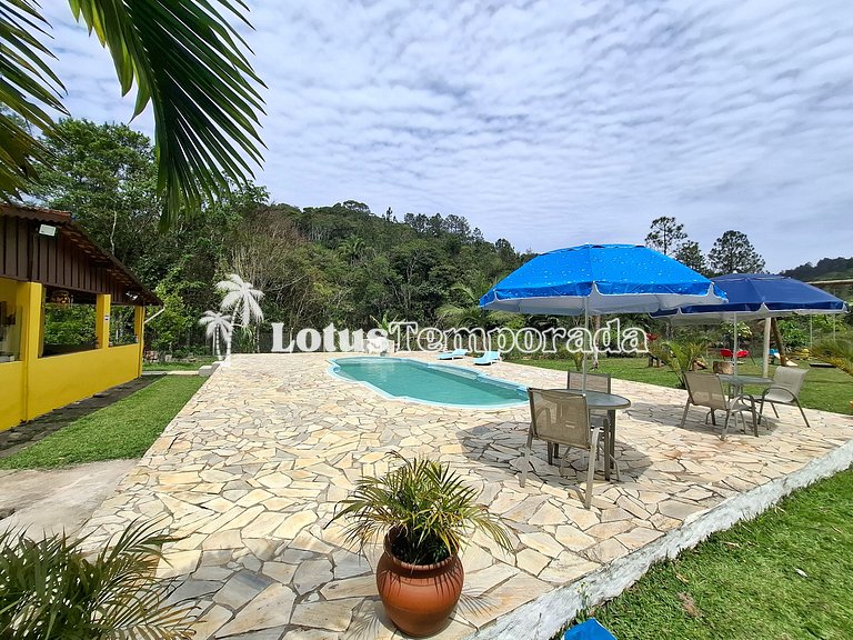 Chácara com piscina, área gourmet e 4 suítes LT0076