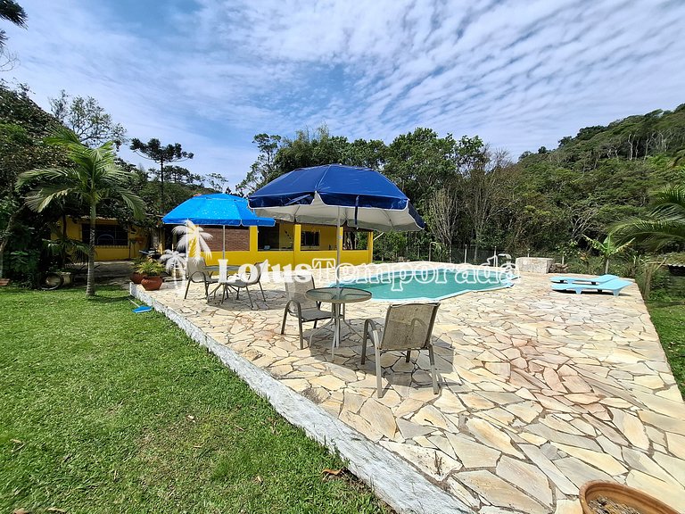 Chácara com piscina, área gourmet e 4 suítes LT0079