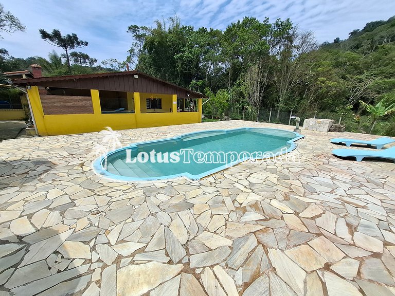 Chácara com piscina, área gourmet e 4 suítes LT0079