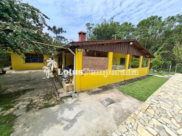 Chácara com piscina, área gourmet e 4 suítes LT0076