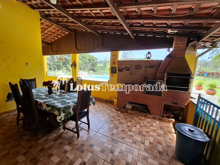 Chácara com piscina, área gourmet e 4 suítes LT0076