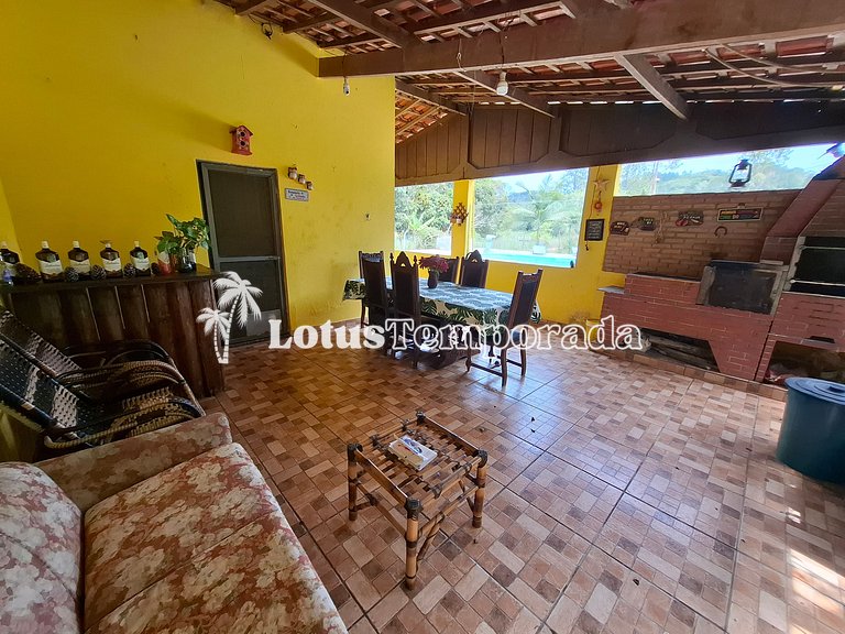 Chácara com piscina, área gourmet e 4 suítes LT0076