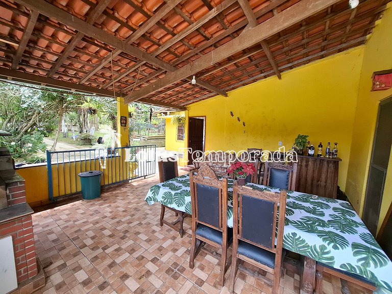 Chácara com piscina, área gourmet e 4 suítes LT0076
