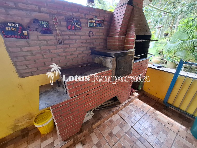 Chácara com piscina, área gourmet e 4 suítes LT0076