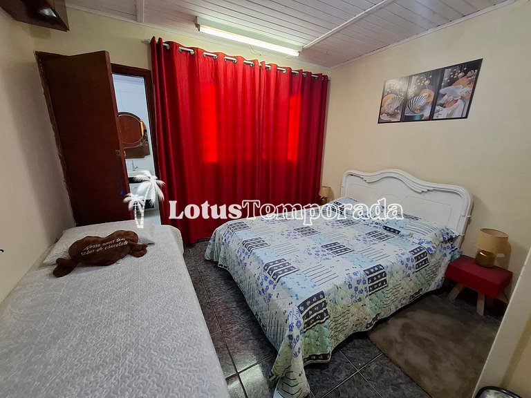 Chácara com piscina, área gourmet e 4 suítes LT0079