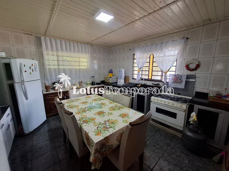 Chácara com piscina, área gourmet e 4 suítes LT0076