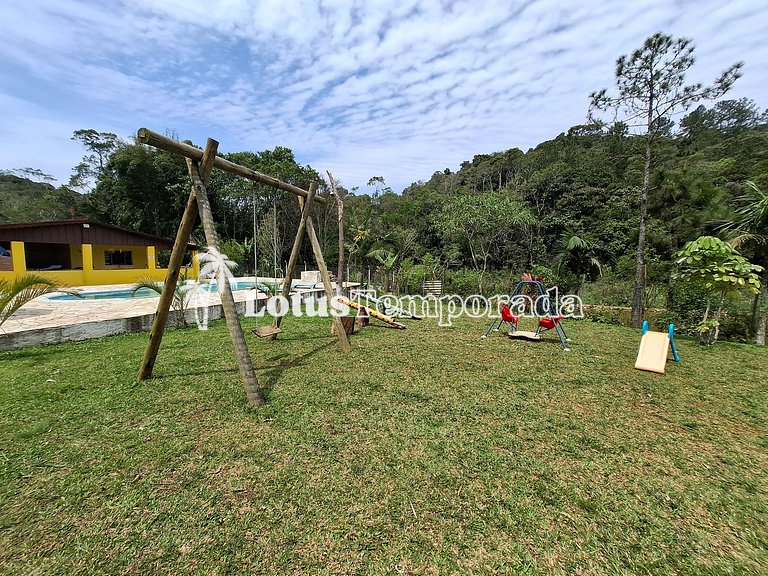 Chácara com piscina, área gourmet e 4 suítes LT0079