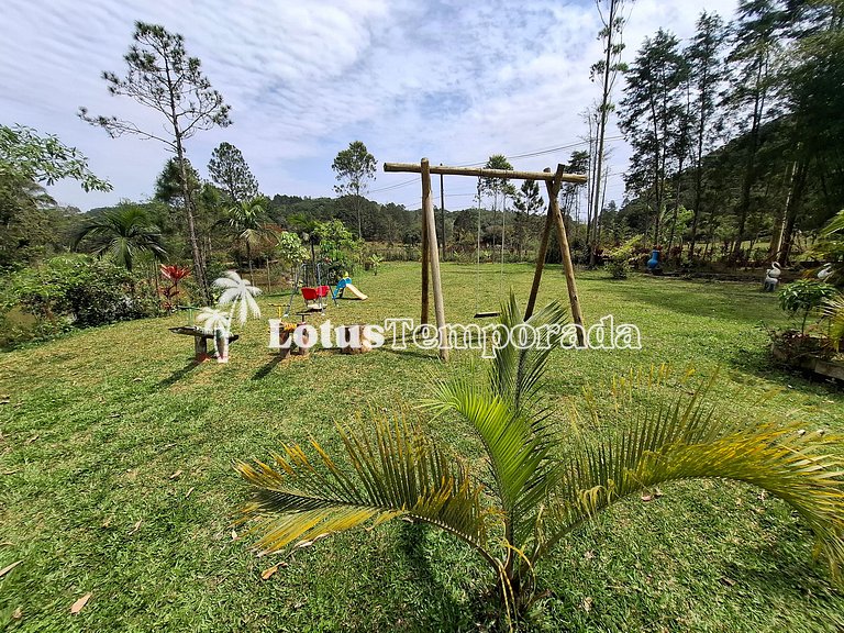 Chácara com piscina, área gourmet e 4 suítes LT0079