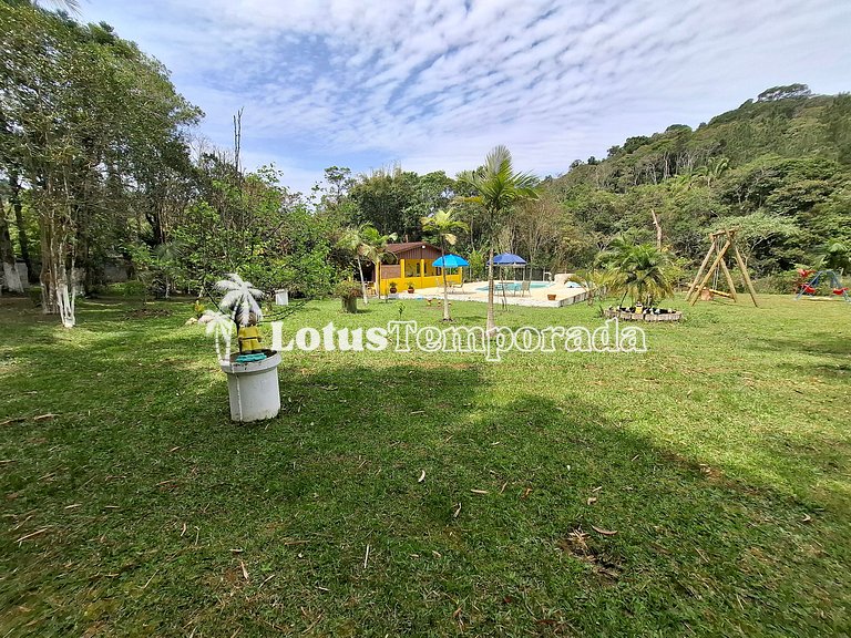 Chácara com piscina, área gourmet e 4 suítes LT0076