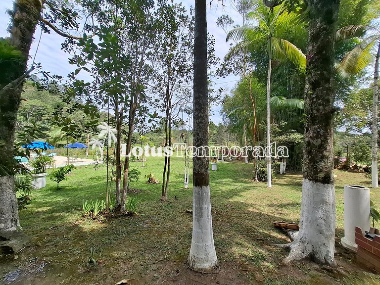 Chácara com piscina, área gourmet e 4 suítes LT0076