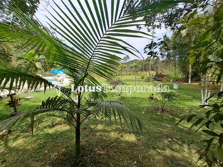 Chácara com piscina, área gourmet e 4 suítes LT0076