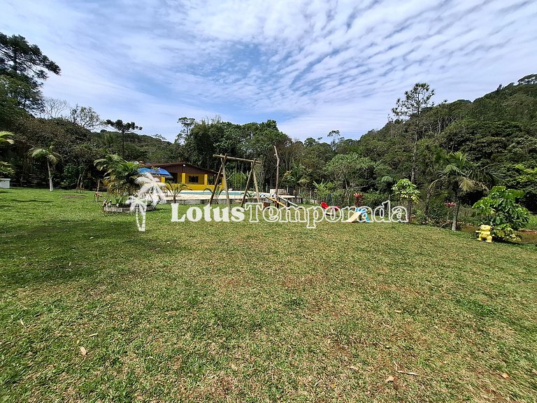 Chácara com piscina, área gourmet e 4 suítes LT0076