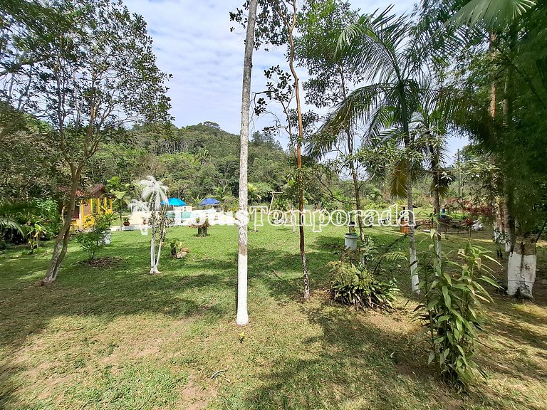 Chácara com piscina, área gourmet e 4 suítes LT0079