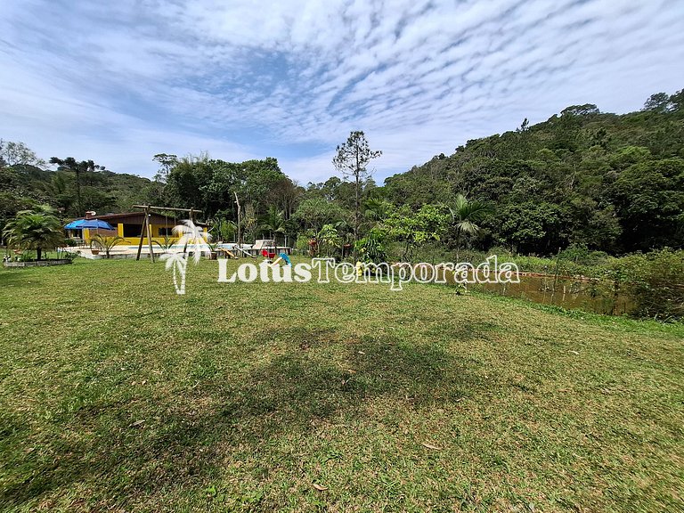 Chácara com piscina, área gourmet e 4 suítes LT0076