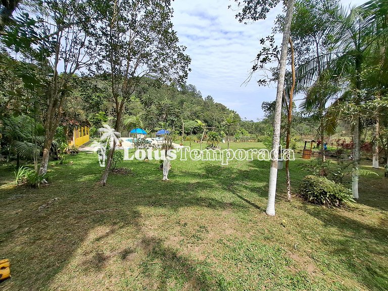 Chácara com piscina, área gourmet e 4 suítes LT0079