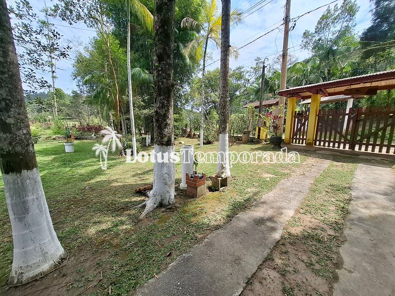 Chácara com piscina, área gourmet e 4 suítes LT0076