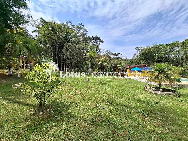 Chácara com piscina, área gourmet e 4 suítes LT0079