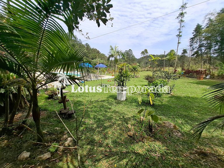 Chácara com piscina, área gourmet e 4 suítes LT0079