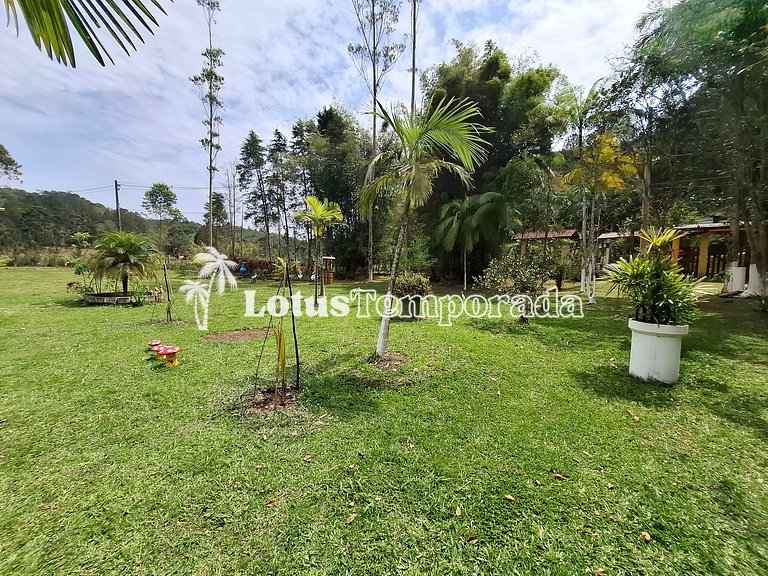 Chácara com piscina, área gourmet e 4 suítes LT0076