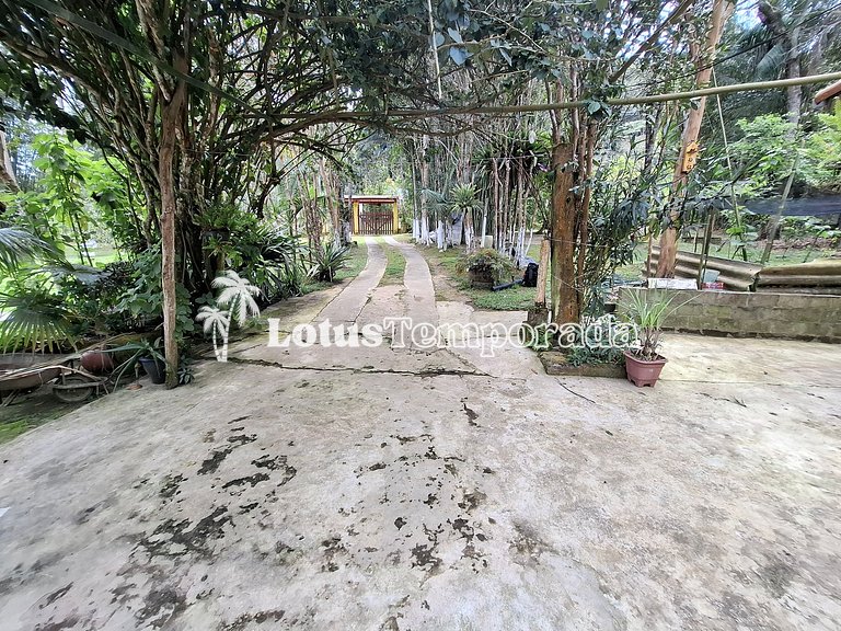 Chácara com piscina, área gourmet e 4 suítes LT0079