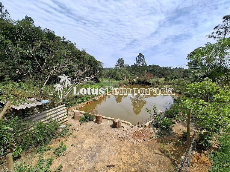 Chácara com piscina, área gourmet e 4 suítes LT0076