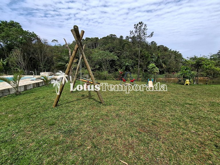 Chácara com piscina, área gourmet e 4 suítes LT0079