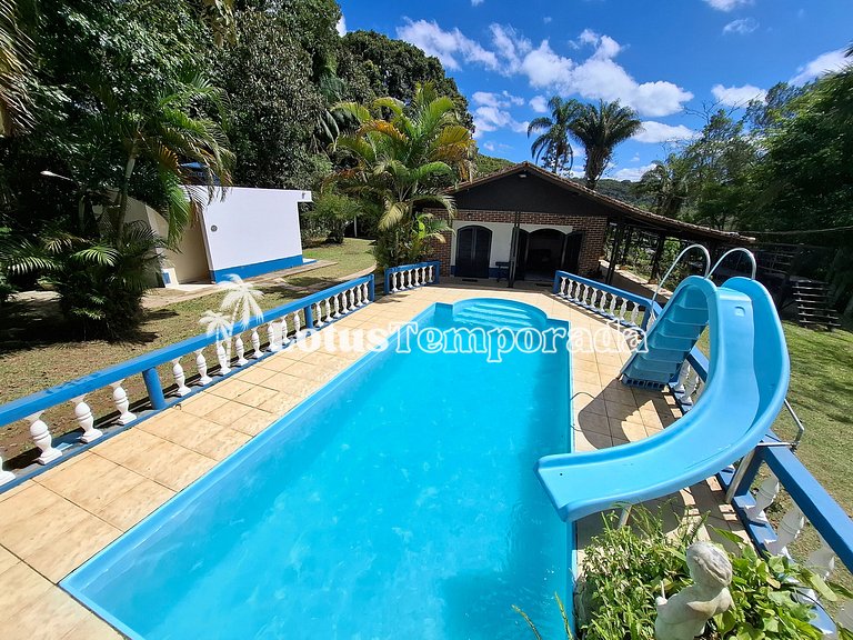 Sitio com piscina, campo de futebol e lagos LT0015